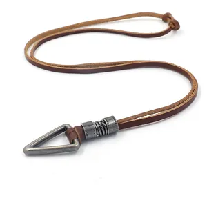 Collana da uomo in pelle vintage con ciondolo a triangolo in argento antico e cordino