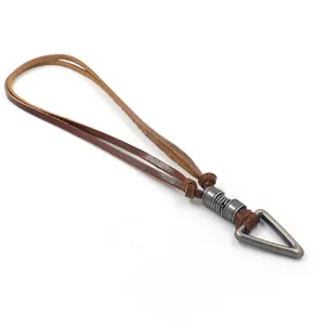 Dettaglio della collana in pelle marrone con ciondolo a punta di freccia argento antico
