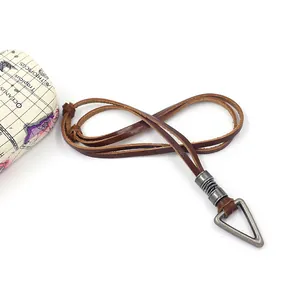 Collana in pelle marrone retrò con ciondolo a triangolo cavo in argento antico su fondo bianco