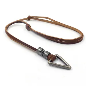 Collana vintage in pelle marrone con nodo regolabile e ciondolo a triangolo d'argento