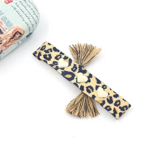 Bracelet léopard avec cœurs brodés et pompon avec sangle tissée réglable pour femme