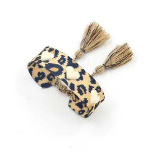 Bracelet léopard ajustable avec broderie cœur blanc et détails de glands élégants
