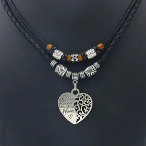 Collier ethnique multicouche avec pendentif cœur et perles en bois sur présentoir de cou