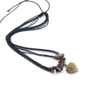 Détail du collier bohème tressé avec pendentif cœur gravé Mother and Daughter forever