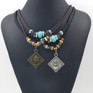 Colliers pendentifs rose vintage avec perles turquoise et cordons tressés sur buste