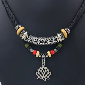 Collier ethnique multicouche avec perles colorées et un pendentif lotus en argent