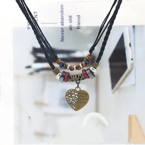 Détail du pendentif cœur bohème gravé avec le message Mother and Daughter forever