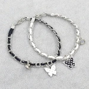 Set di bracciali magnetici a farfalla con catene argentate e cordini in pelle nera