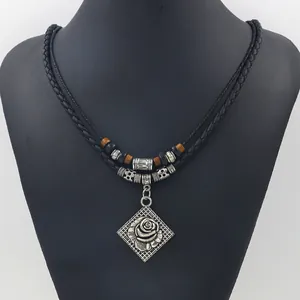 Collier à perles double épaisseur avec cordon noir et pendentif rose argenté