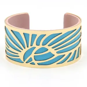 Goldenes Durchbruch-Manschettenarmband mit blauem und rosa Kunstlederfutter