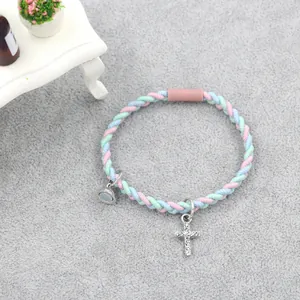Bracelet tressé magnétique macaron coloré avec pendentif croix en strass étincelant