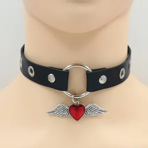 Detailansicht eines Punk-Leder-Chokers mit silbernen Herzflügeln und Metallring