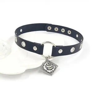 Nahaufnahme eines schwarzen Punk-Chokers aus PU-Leder mit Ösen und Rosenanhänger