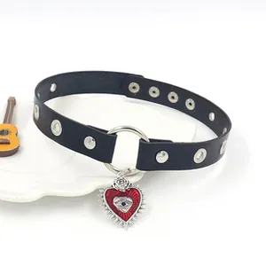 Detail eines schwarzen Leder-Chokers im Y2K-Stil mit Herz-Anhänger und Rosen-Element