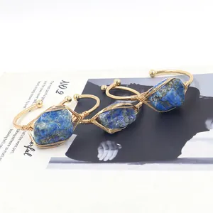 Drie handgemaakte goudkleurige open armbanden met natuurlijke blauwe lapis lazuli