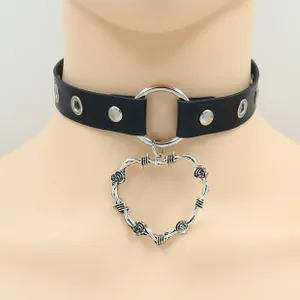Detail eines Punk Leder Chokers mit Silberring und Herzanhänger am Hals