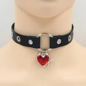 Detail eines Gothic-Leder-Chokers mit silbernem O-Ring und rotem Teufelsherz-Anhänger