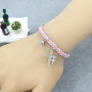 Bracelet magnétique tressé rose et violet avec pendentifs croix en strass brillants