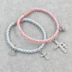Bracelets tressés magnétiques avec breloques croix en strass sur fond de feutre