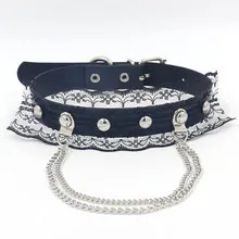 Détail du ras-du-cou gothique en dentelle noire avec rivets argentés et double chaîne métal
