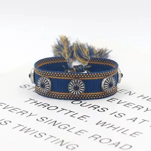 Pulsera tejida étnica azul marino con bordado amarillo, tachuelas de metal vintage y borlas