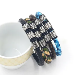 Detail von vier geflochtenen Lederarmbändern mit griechischen Meander-Metallringen