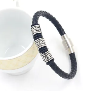 Detailansicht Herren Lederarmband in Schwarz mit griechischem Muster und Magnetverschluss