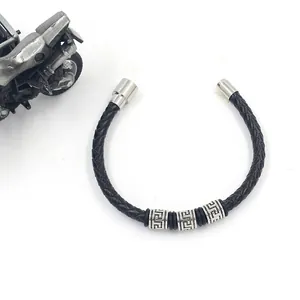 Nahaufnahme des schwarzen Lederarmbands mit griechischem Muster und Magnetverschluss