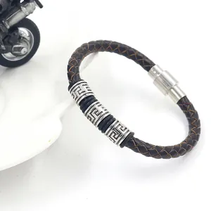 Detailansicht des Herrenlederarmbands mit griechischem Muster und Magnetverschluss