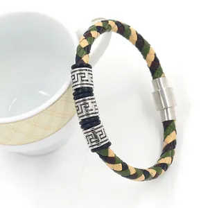 Detail eines Lederarmbands mit silbernen geometrischen Perlen und Magnetverschluss