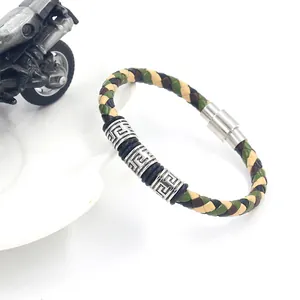 Makroansicht von geflochtenem Lederarmband mit griechischen Ringen und Magnetverschluss
