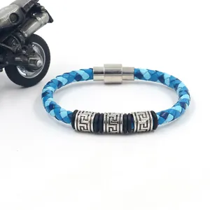 Nahaufnahme von geflochtenem blauem Lederarmband mit silbernen Meander-Metallverzierungen