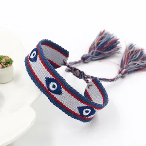 Detail van de handgeweven Evil Eye armband met kleurrijke kwastjes en etnische stijl