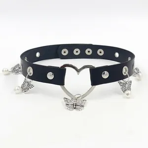 Choker punk in pelle nera con anello a cuore, ciondoli a farfalla e perle bianche