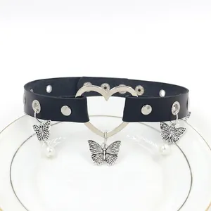 Collana girocollo in pelle punk con anello a cuore e pendenti a farfalla e perla