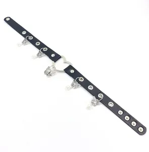 Choker punk in pelle nera con anello a cuore, farfalle d'argento e perle bianche