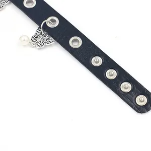 Collana choker punk in pelle con ciondolo a farfalla e dettagli in perla bianca
