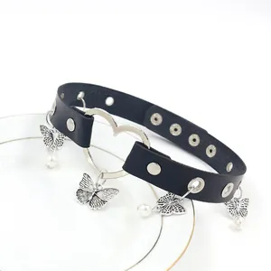 Girocollo da Donna in Pelle PU Punk Collana Dolce Cuore Farfalla Ciondolo in Lega Rivetti Regolabile Gioielli Goth Moda