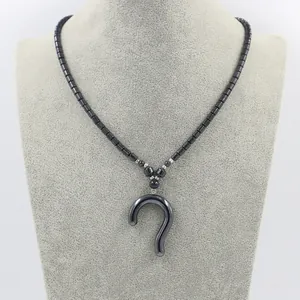 Unisex zwarte hematiet kralenketting met geometrische haak hanger en zilveren metalen kralen