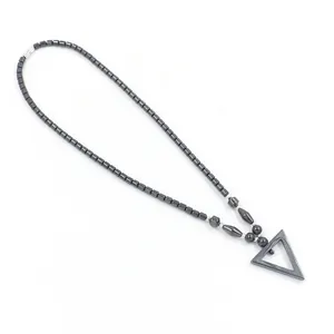 Μινιμαλιστικό κολιέ με χάντρες αιματίτη και γεωμετρικό κούφιο τριγωνικό μενταγιόν