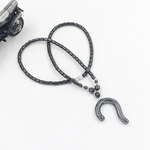 Donkergrijze hematiet kralenketting met U-vormige hanger en zilveren sluiting