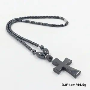 Detail van hematiet kruis hanger ketting met afmeting 3,8x4cm en gewicht van 44,5g