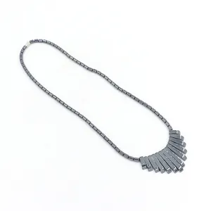 Hematiet ketting met geometrische waaiervormige hanger op witte achtergrond
