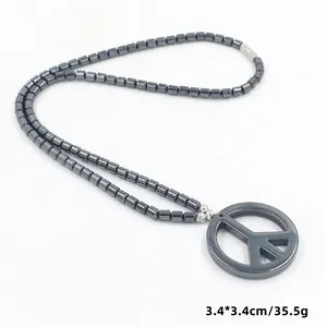 Detailopname van donkere kralenketting met vredessymbool hanger en de afmetingen