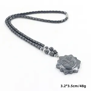 Detail van hematiet kralenketting met een zonnegod lachend gezicht hanger in gunmetal