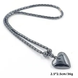 Macro-opname van hematiet kralenketting met gepolijste hartvormige hanger van 2,5 cm