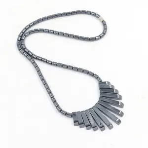 Detail van hematiet kralenketting met een elegant waaiervormig franjeontwerp en sluiting