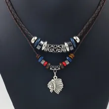 Detail einer Bolo-Krawatte mit Indianer-Häuptling-Anhänger und bunten Ethno-Perlen
