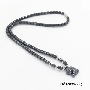 Macro-opname van hematiet kralenketting met schildpad hanger van 1,4 bij 1,9 cm groot