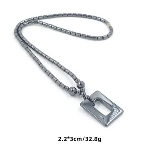 Detail van hematiet kralenketting met geometrische vierkante hanger 2,2x3cm 32,8g